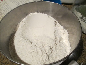  In large bowl add in 5 cups flour, 2tsp salt and 2tsp baking soda. Mix well. 